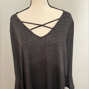 Unbranded Women’s 1X Black and White top with Bell Sleeves